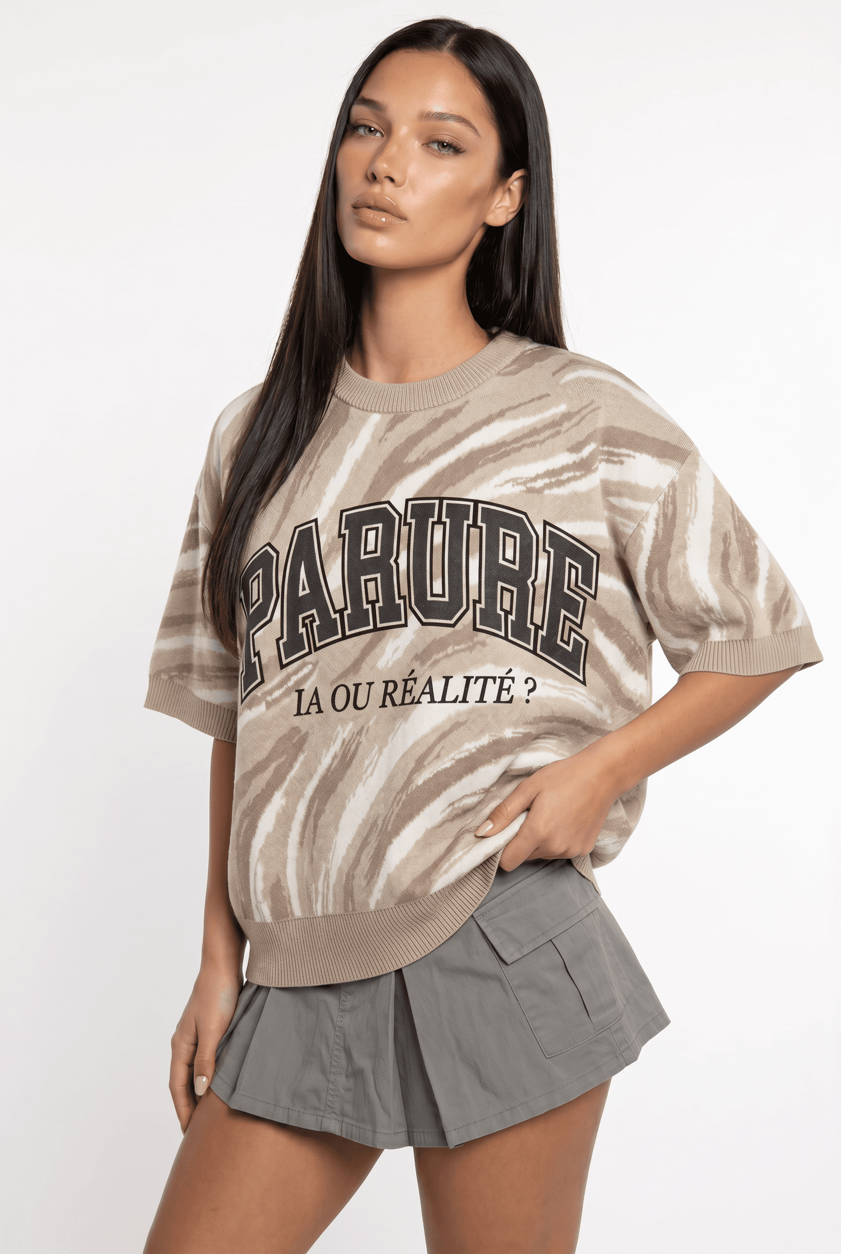 Mannequin en t-shirt crop noir PARURE, jupe cargo denim délavé