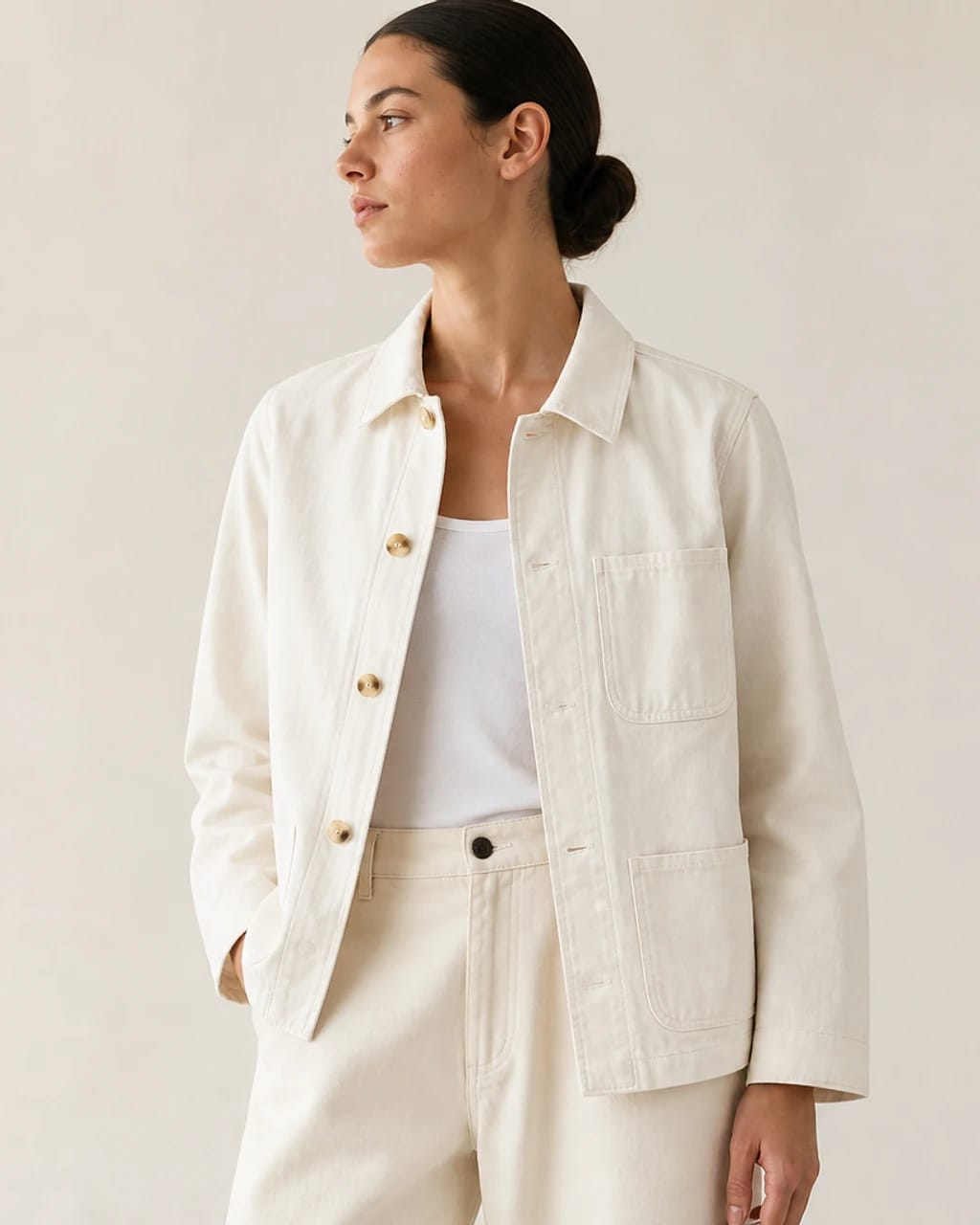 Veste chore cream portée par une mannequin en studio